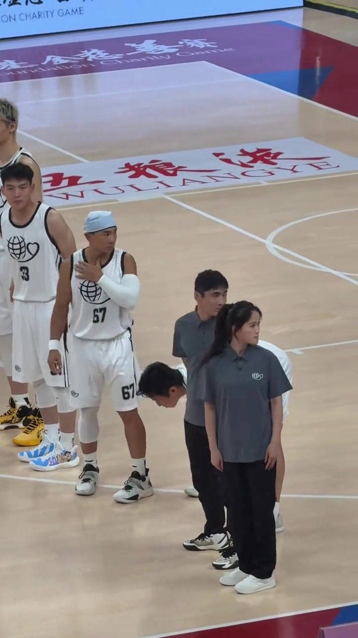 PG-太可爱了！姚基金慈善赛姚明上场时拍了下邓超的小脑袋 相当开心